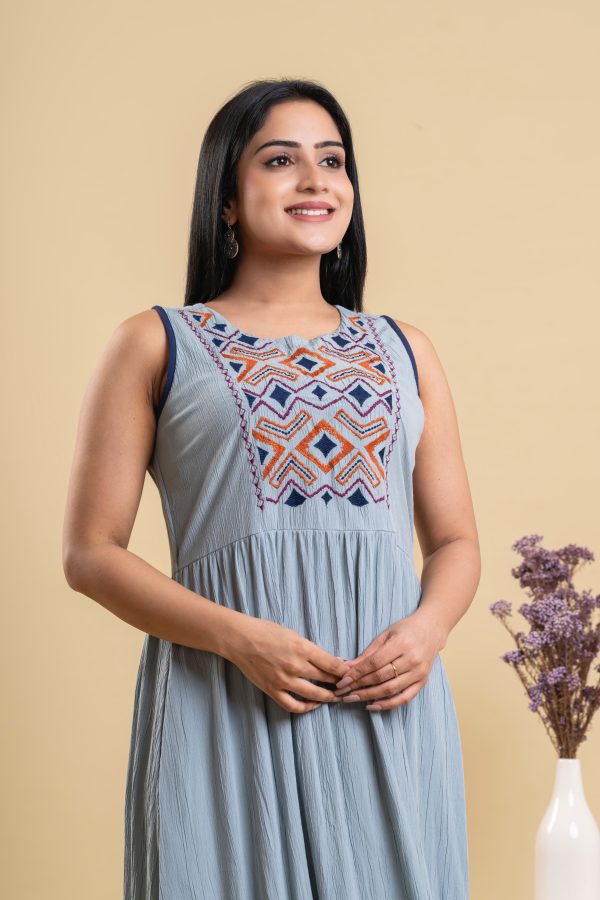 Embroidered Contrast Detailed Sleeveless Maxi Dress - Image 4