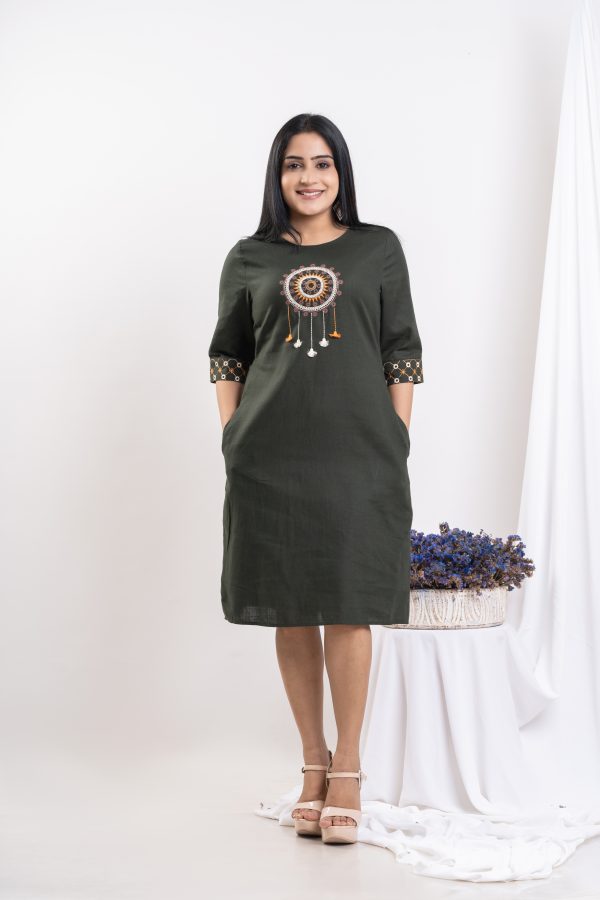 Embroidered round neck short dress